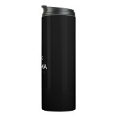 Nach Oma Est befördert. 2026 Thermosbecher (Nach rechts gedreht)