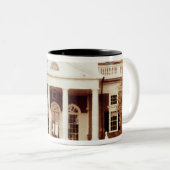 Nach Osten Front von Monticello Zweifarbige Tasse (VorderseiteRechts)