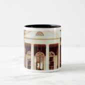 Nach Osten Front von Monticello Zweifarbige Tasse (Mittel)