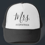 Nachname Einfache Ehefrau Bride Newlywed Truckerkappe<br><div class="desc">Einfache LKW-Hut mit "Mrs." in einem eleganten Skript zusammen mit Ihrem Nachnamen in schwarz über einem weißen Hintergrund. Dieser moderne LKW-Fahrer ist ein großartiges Hochzeitsgeschenk für eine Braut,  die auf ihren Flitterwochen tragen kann.</div>
