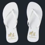 Nachname Flip Flops mit Goldfolie Badesandalen<br><div class="desc">Frau Nachname Flip Flops mit Gold Foil Typografie. Die Flip-Flops können mit Mr. Silver Flip Flops gepaart werden.</div>