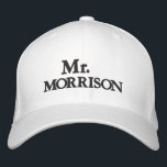 Nachname Schwarz-weiße personalisierte Sitte Bestickte Baseballkappe<br><div class="desc">Chic Mr. Nachname Schwarz-Weiß personalisierte individuelle Name Hochzeit bestickt Baseball Cap. Erhältlich in vielen Farben und Optionen.</div>