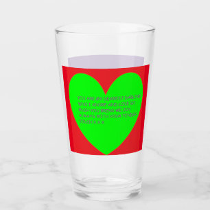 Nachrichtenherz beim Trinken von lila Grün aus Gla Glas