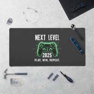 Nächste Stufe 2025 Spiel gewinnen Wiederholung Fun Schreibtischunterlage