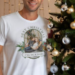 Nächste Weihnachtslozenge Gestalten Foto Vater-to- T-Shirt<br><div class="desc">Vater zu Weihnachten Foto Shirt, mit dem Buchstaben "Nächste Weihnachten werde ich ein Vater" mit traditionellen Akzenten von Heiligen, Kiefern und Kiefern Kegel. Die Farben des Textes und des Hintergrunds können bei Bedarf im Entwurfswerkzeug geändert werden. Ihr Foto wird in 16:9-Porträtformat angezeigt und die Fotomodelle wird automatisch in einer pilzförmigen,...</div>