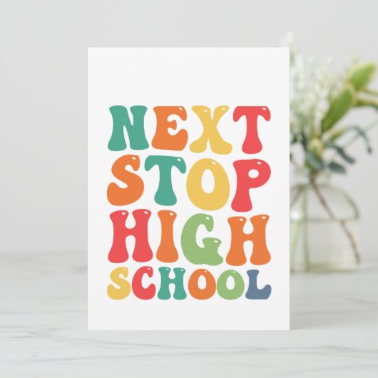 Nächster Stopp High School Funny Groovy Abschluss Einladung (Stehend Vorderseite)