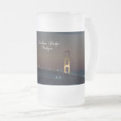 Nacht an der Mackinac Bridge Mattierte Tasse (VorderseiteRechts)