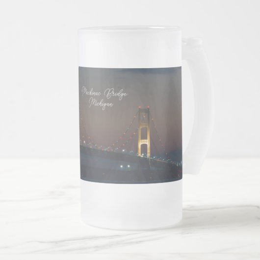 Nacht an der Mackinac Bridge Mattierte Tasse (VorderseiteRechts)
