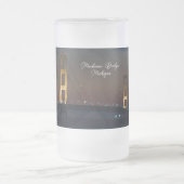 Nacht an der Mackinac Bridge Mattierte Tasse (Mittel)
