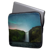 Nacht bei Skógafoss Laptopschutzhülle (Vorderseite Links)