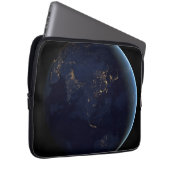 Nacht beleuchtet die Erdstadt in Asien und Austral Laptopschutzhülle (Vorne Rechts)