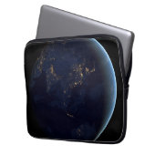 Nacht beleuchtet die Erdstadt in Asien und Austral Laptopschutzhülle (Vorderseite Links)