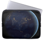 Nacht beleuchtet die Erdstadt in Asien und Austral Laptopschutzhülle (Vorderseite)