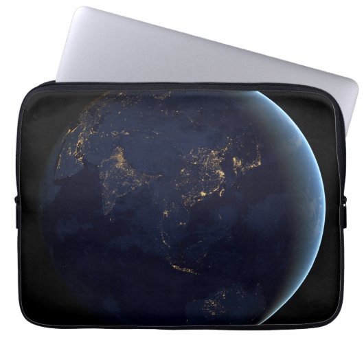 Nacht beleuchtet die Erdstadt in Asien und Austral Laptopschutzhülle (Vorderseite)