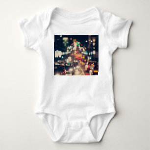 Nacht Stadt: Retro verschwommenes Licht. Baby Strampler