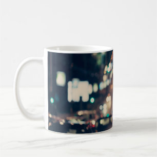 Nacht Stadt: Retro verschwommenes Licht. Kaffeetasse