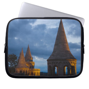 Nachtansicht von Fisherman's Bastion, Castle Hil Laptopschutzhülle