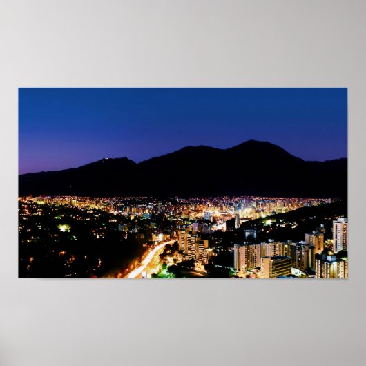 Nachtblick auf Caracas Stadt und Avila Poster (Vorne)