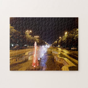 Nachtblick auf den bunten Brunnen in Bukarest Puzzle