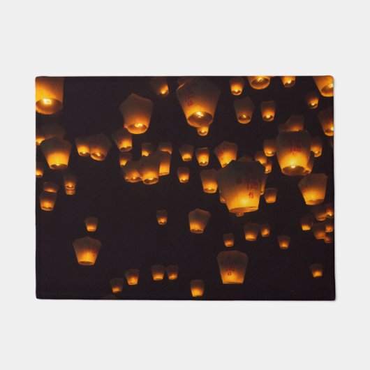 Nachtblick auf Sky Lanterns Fußmatte (Vorderseite)