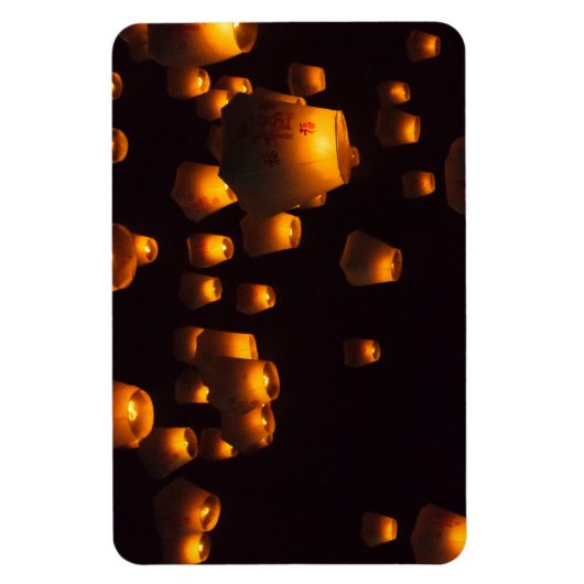 Nachtblick auf Sky Lanterns Magnet (Vertikal)