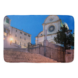 Nachtblick auf Treppe und Kirche in Split, Kroatie Badematte