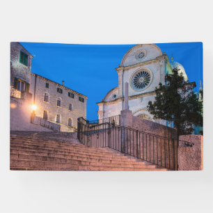 Nachtblick auf Treppe und Kirche in Split, Kroatie Banner