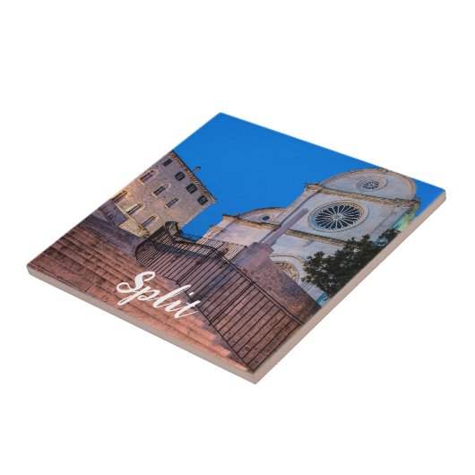 Nachtblick auf Treppe und Kirche in Split, Kroatie Fliese (Seite)
