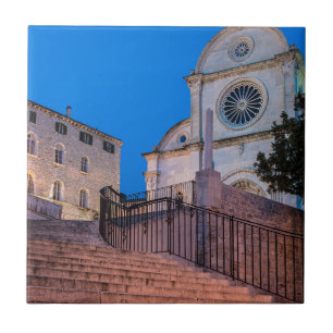 Nachtblick auf Treppe und Kirche in Split, Kroatie Fliese