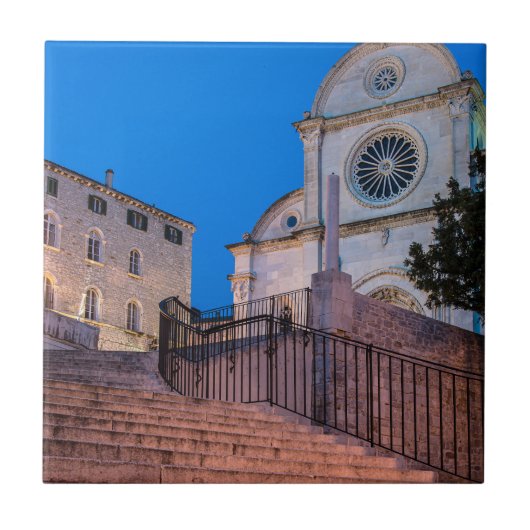 Nachtblick auf Treppe und Kirche in Split, Kroatie Fliese (Vorderseite)