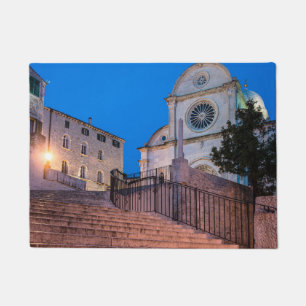 Nachtblick auf Treppe und Kirche in Split, Kroatie Fußmatte