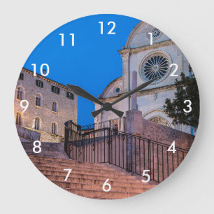 Nachtblick auf Treppe und Kirche in Split, Kroatie Große Wanduhr