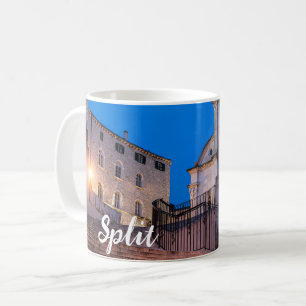 Nachtblick auf Treppe und Kirche in Split, Kroatie Kaffeetasse