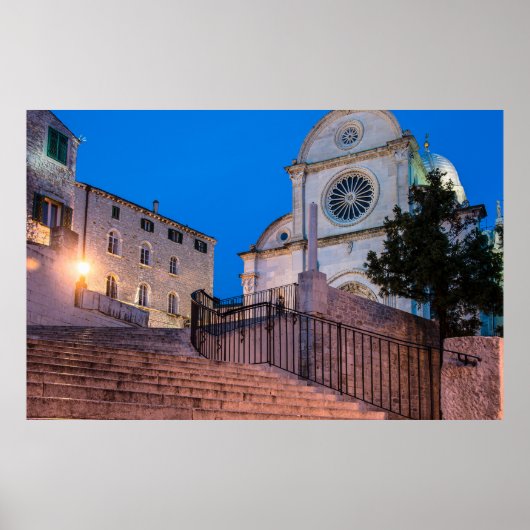 Nachtblick auf Treppe und Kirche in Split, Kroatie Poster (Vorne)