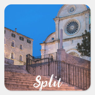 Nachtblick auf Treppe und Kirche in Split, Kroatie Quadratischer Aufkleber
