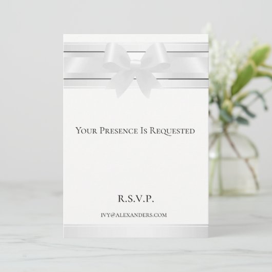 Nächte in weißem Satin auf weißer, formeller Einla Einladung (Stehend Vorderseite)