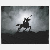 Nachtfall Triumph: Ritter in Nebel Fleecedecke (Vorderseite (Horizontal))