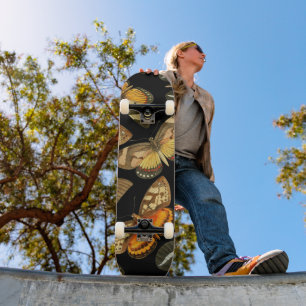 Nachtfalter- und Schmetterlingsmuster Skateboard