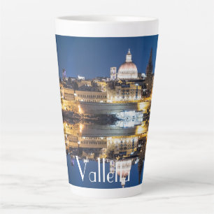 Nachthafen der Altstadt von Valletta Milchtasse
