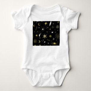 Nachthimmel: kosmisches nahtloses Muster. Baby Strampler