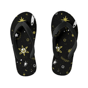 Nachthimmel: kosmisches nahtloses Muster. Kinderbadesandalen