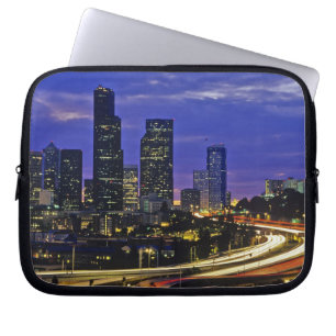 Nächtliche Skyline von Seattle, Washington Laptopschutzhülle