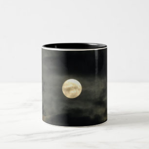 Nächtlicher Himmel - Vollmond und dunkle Wolken Zweifarbige Tasse
