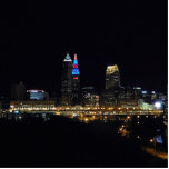 Nachtlicht Skyline Cleveland Freistehende Fotoskulptur<br><div class="desc">Woll,  die klassische Aussicht auf die Stadt zu haben,  egal wo du bist? Fotoskulptur der klassischen Nachtlichtskyline,  macht ein lustiges Gesprächsstück in Zuhause oder im Büro! Auch hier sind Leuchtturmskulpturen (Winter und Sommer) verfügbar.</div>