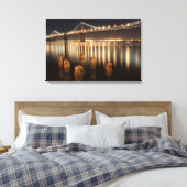 Nachtreflektionen der Oakland Bay Bridge. Leinwanddruck (Insitu (Schlafzimmer))