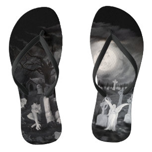 Nachts am Friedhof - Engel mit dem Teufel Badesandalen