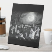 Nachts am Friedhof - Engel mit dem Teufel Sockelschild (In Situ)