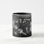 Nachts am Friedhof - Engel mit dem Teufel Tasse (Zentrum)