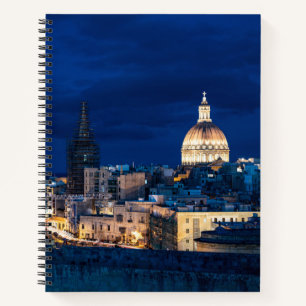 Nachts beleuchtete Altstadt und Hafen von Valletta Notizblock