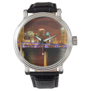 Nachts die Skyline von Miami, Florida Armbanduhr